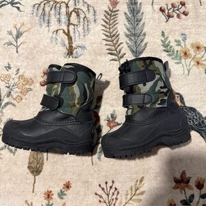 Capelli green Camouflage and Black double strap snow Winter Boots size 10